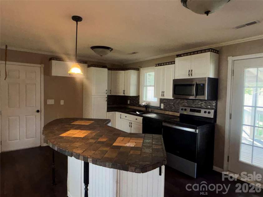 2618 32nd Avenue, Hickory, NC 28601.  MLS# CAR4360944, YatesRealty ID 13543. 