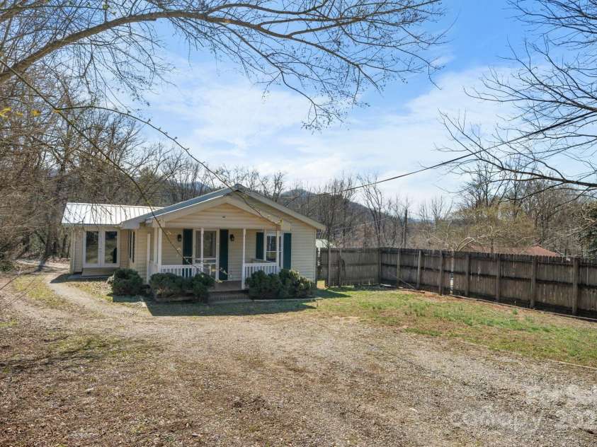 6 Central Avenue, Bryson City, NC 28713.  MLS# CAR4231024, YatesRealty ID 13543. 