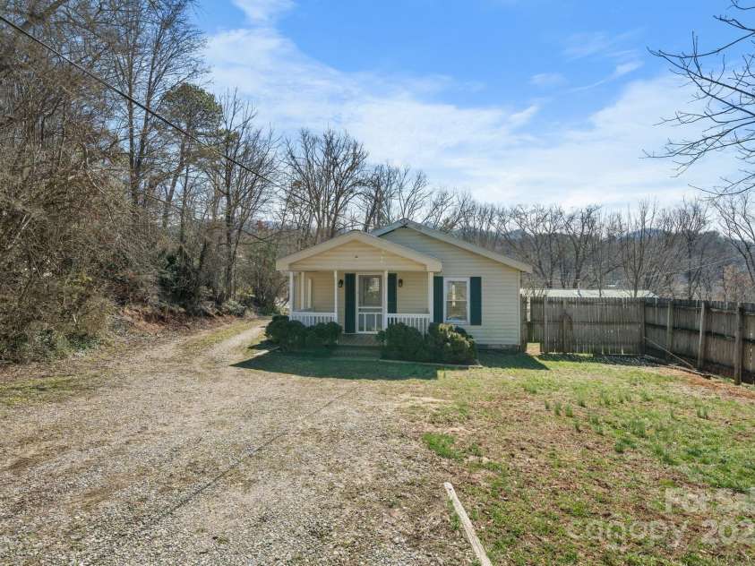 6 Central Avenue, Bryson City, NC 28713.  MLS# CAR4231024, YatesRealty ID 13543. 