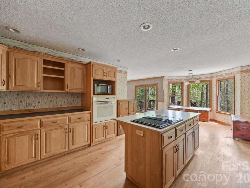 425 Hickory Hill Road, Salisbury, NC 28144.  MLS# CAR4369648, YatesRealty ID 13544. Kitchen w/ island