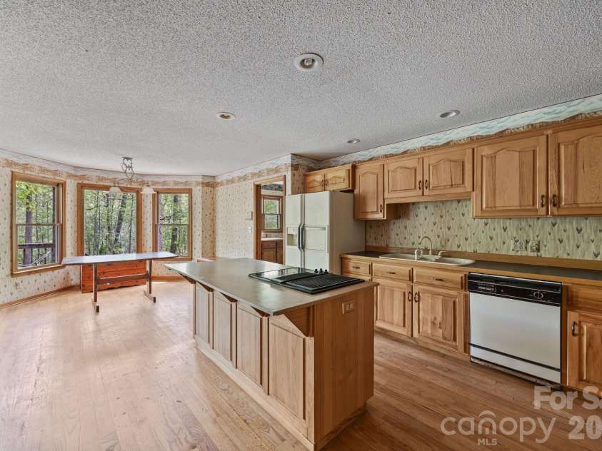 425 Hickory Hill Road, Salisbury, NC 28144.  MLS# CAR4369648, YatesRealty ID 13544. Kitchen w/ island