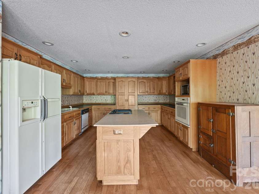 425 Hickory Hill Road, Salisbury, NC 28144.  MLS# CAR4369648, YatesRealty ID 13544. Kitchen w/ island