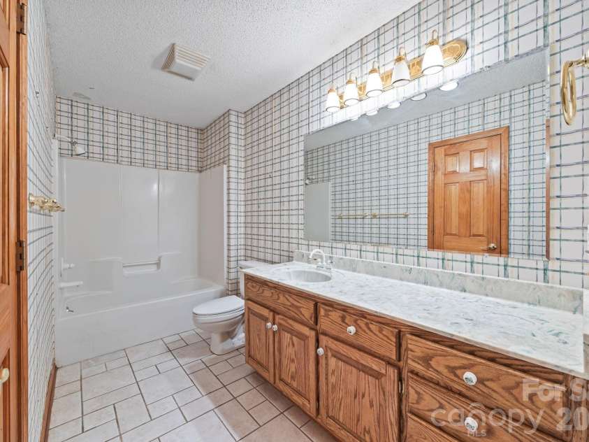 425 Hickory Hill Road, Salisbury, NC 28144.  MLS# CAR4369648, YatesRealty ID 13544. Main level full bath.