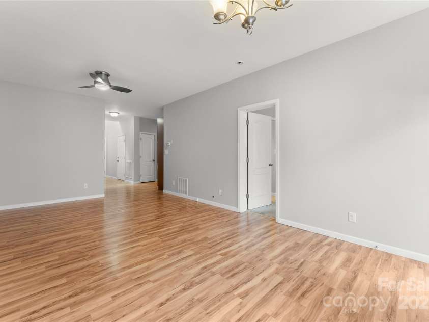 70 Kirby Road, Asheville, NC 28806.  MLS# CAR4240713, YatesRealty ID 13544. 