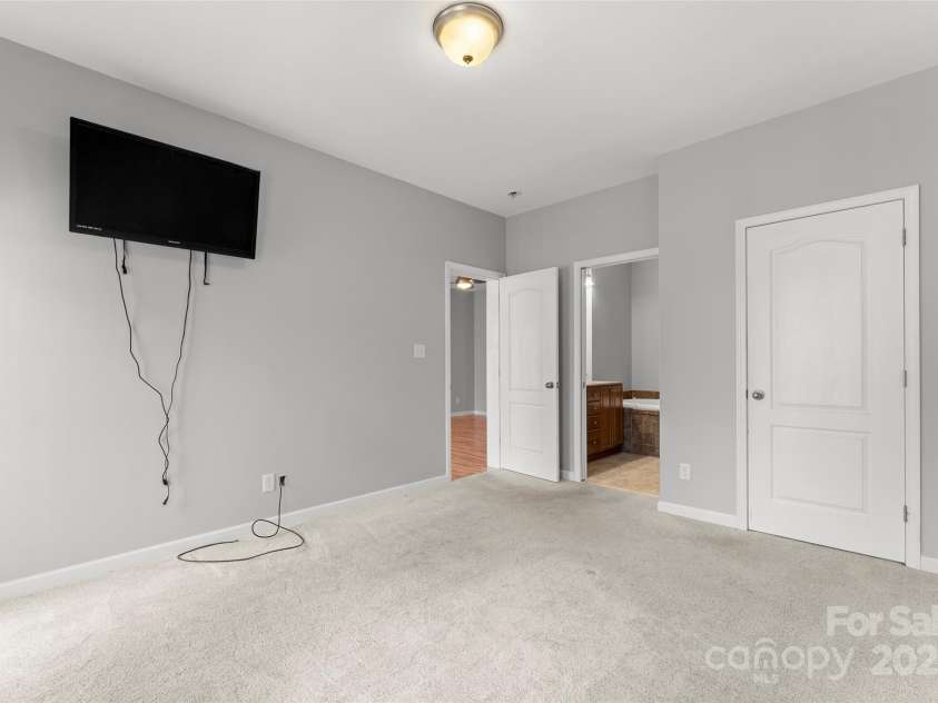 70 Kirby Road, Asheville, NC 28806.  MLS# CAR4240713, YatesRealty ID 13544. 