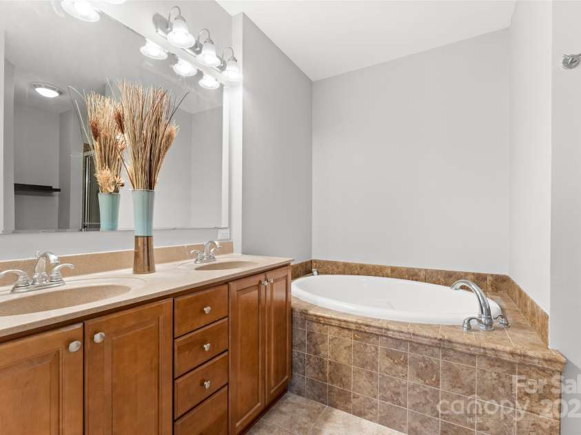 70 Kirby Road, Asheville, NC 28806.  MLS# CAR4240713, YatesRealty ID 13544. 