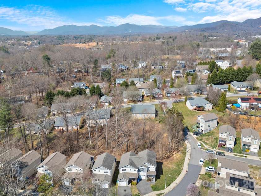 70 Kirby Road, Asheville, NC 28806.  MLS# CAR4240713, YatesRealty ID 13544. 