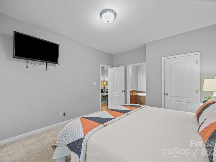 70 Kirby Road, Asheville, NC 28806.  MLS# CAR4315161, YatesRealty ID 13544. 