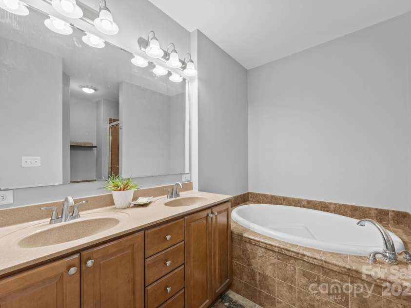 70 Kirby Road, Asheville, NC 28806.  MLS# CAR4315161, YatesRealty ID 13544. 