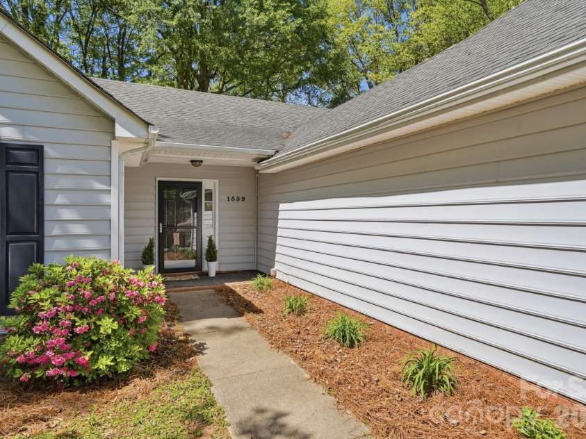 1539 Bear Mountain Road, Charlotte, NC 28214.  MLS# CAR4368236, YatesRealty ID 13545. 