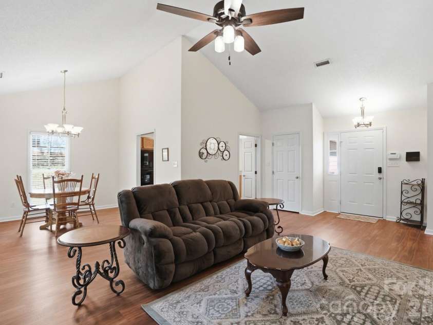 1539 Bear Mountain Road, Charlotte, NC 28214.  MLS# CAR4368236, YatesRealty ID 13545. 