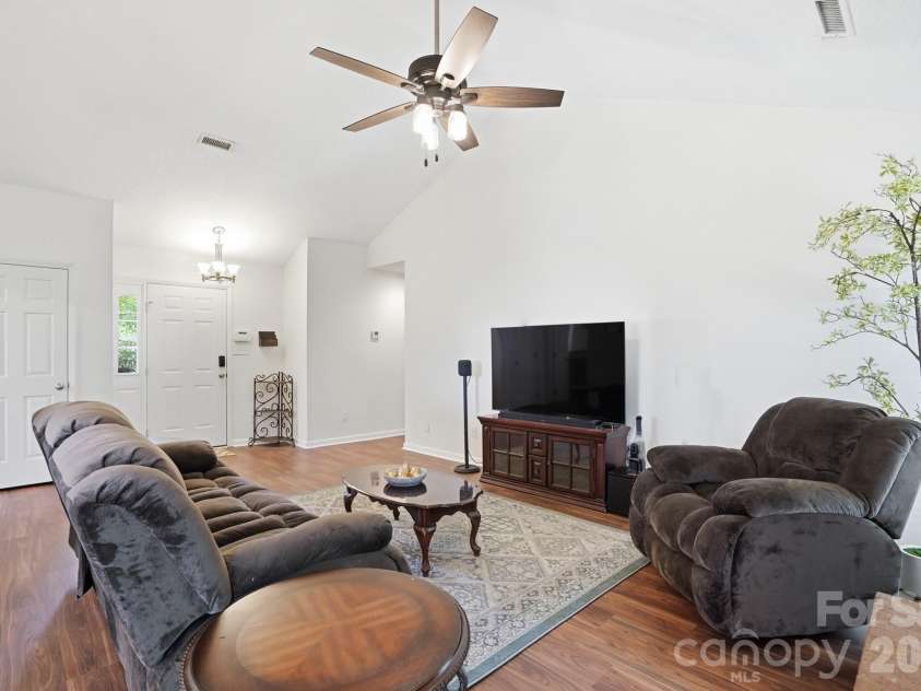 1539 Bear Mountain Road, Charlotte, NC 28214.  MLS# CAR4368236, YatesRealty ID 13545. 