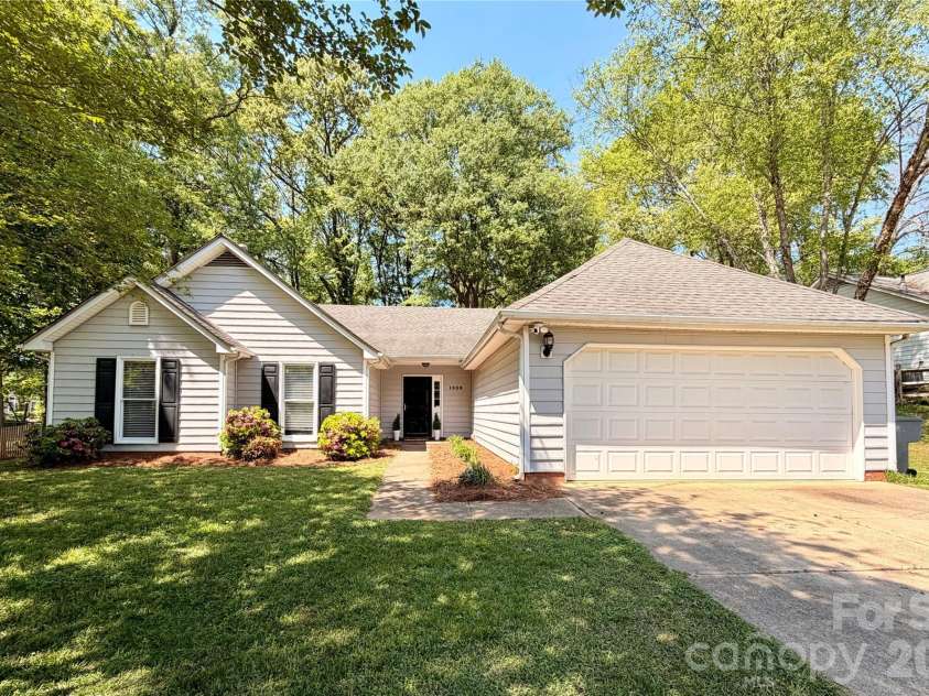 1539 Bear Mountain Road, Charlotte, NC 28214.  MLS# CAR4368236, YatesRealty ID 13545. 