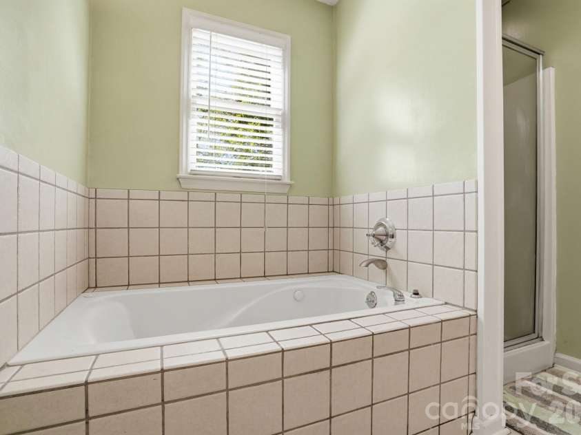 1539 Bear Mountain Road, Charlotte, NC 28214.  MLS# CAR4368236, YatesRealty ID 13545. Separate Tub and Shower