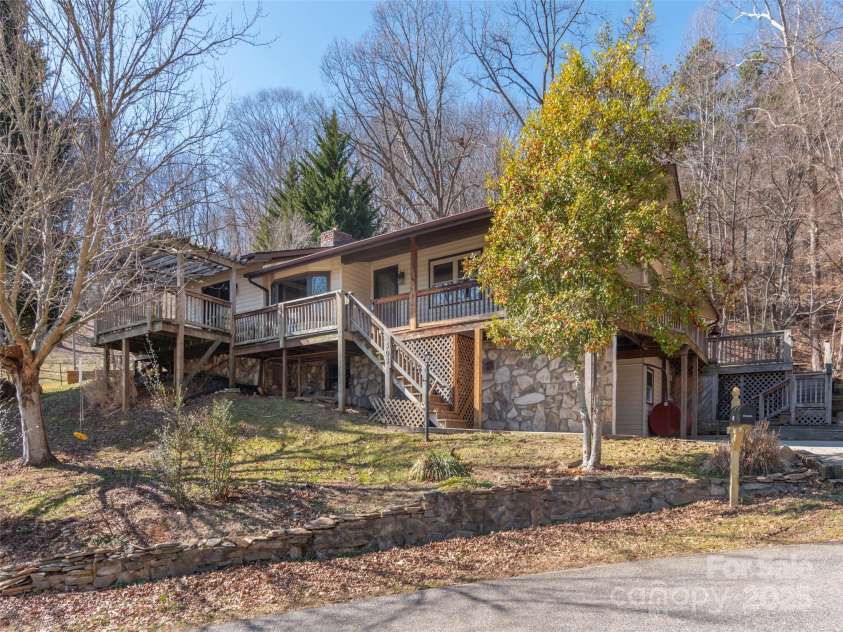 303 Miami Drive, Waynesville, NC 28785.  MLS# CAR4220440, YatesRealty ID 13546. 