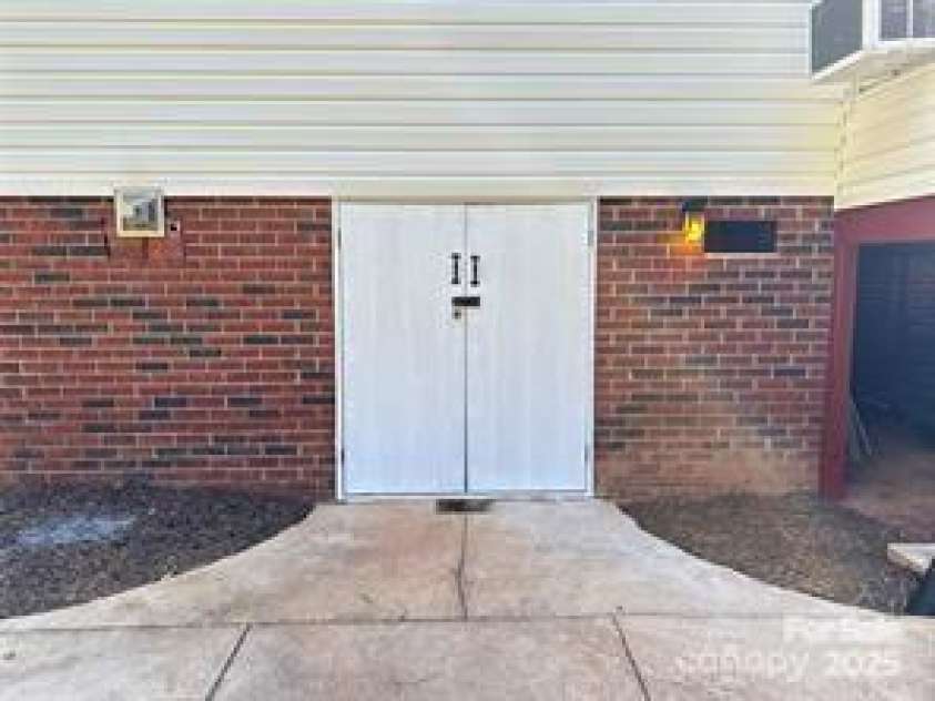 625 Wildwood Drive, Rock Hill, SC 29730.  MLS# CAR4257496, YatesRealty ID 13547. Walk in crawl space