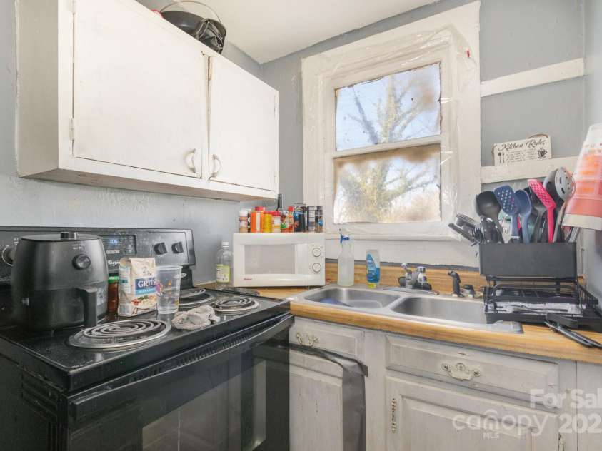 616 Mebane Street, Burlington, NC 27217.  MLS# CAR4228232, YatesRealty ID 1355. 