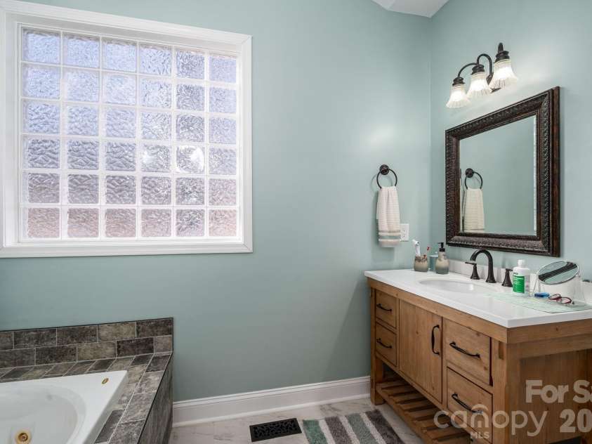 3272 Oak Ridge Circle, Lincolnton, NC 28092.  MLS# CAR4326397, YatesRealty ID 13550. 