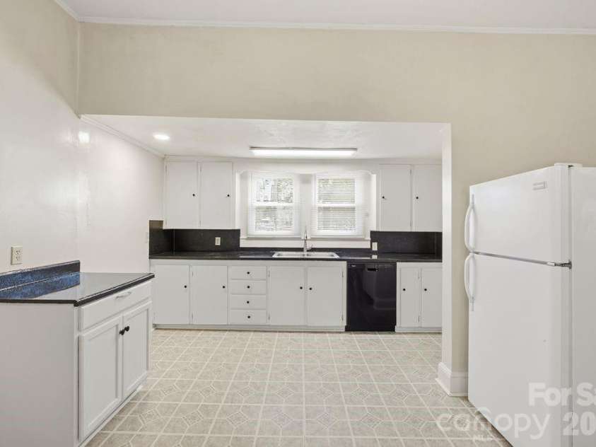 625 Main Street, Kannapolis, NC 28081.  MLS# CAR4365861, YatesRealty ID 13552. Kitchen