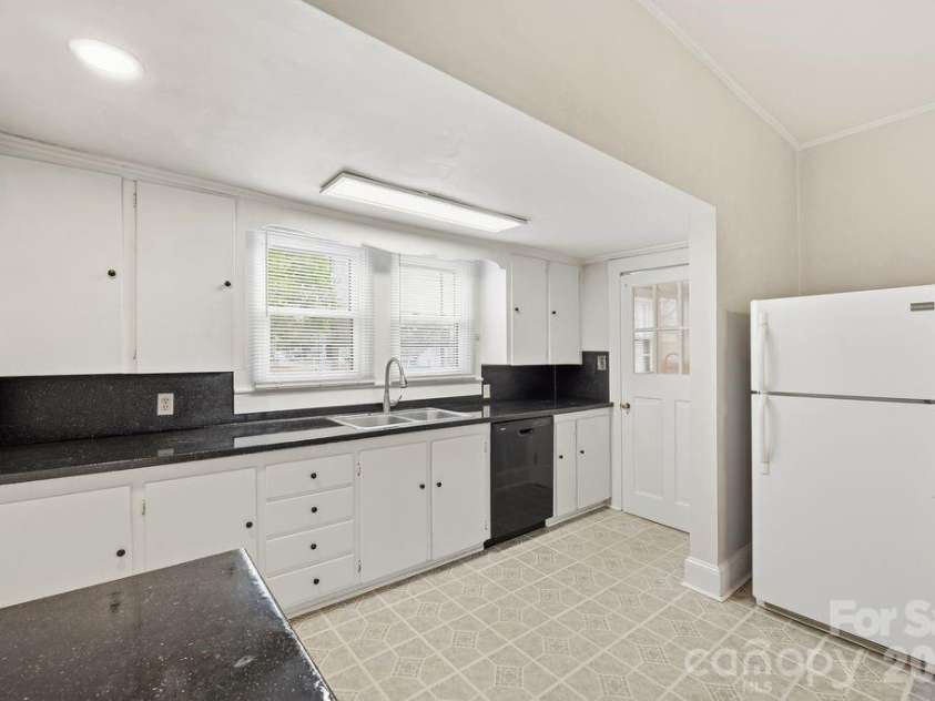 625 Main Street, Kannapolis, NC 28081.  MLS# CAR4365861, YatesRealty ID 13552. Kitchen