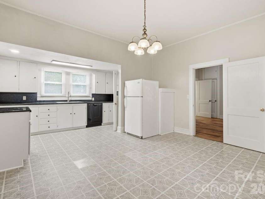 625 Main Street, Kannapolis, NC 28081.  MLS# CAR4365861, YatesRealty ID 13552. Kitchen