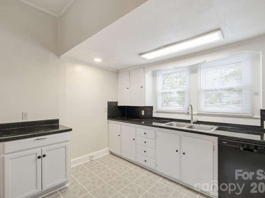 625 Main Street, Kannapolis, NC 28081.  MLS# CAR4365861, YatesRealty ID 13552. Kitchen