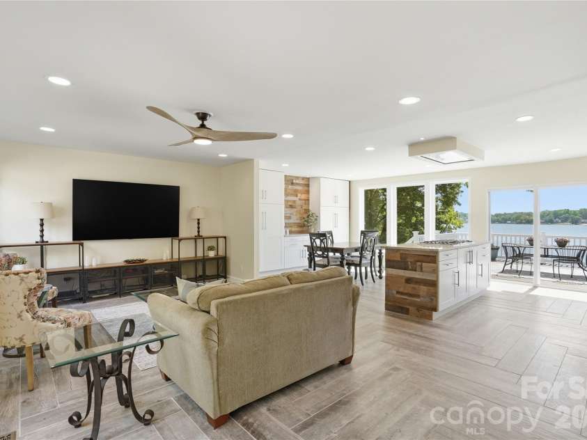 19011 Kailua Circle, Tega Cay, SC 29708.  MLS# CAR4367824, YatesRealty ID 13553. A showplace home designed for entertaining offering beautiful flooring, tons of natural light, and glorious views