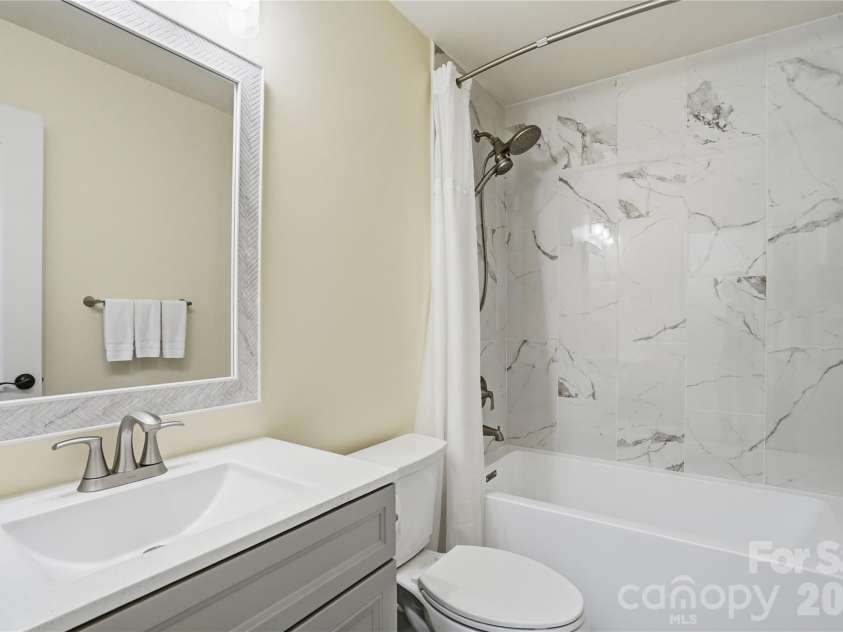 19011 Kailua Circle, Tega Cay, SC 29708.  MLS# CAR4367824, YatesRealty ID 13553. Updated Full bath
