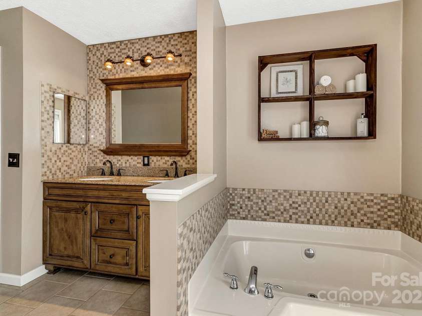 18 Surrey Run, Asheville, NC 28803.  MLS# CAR4250813, YatesRealty ID 13558. 