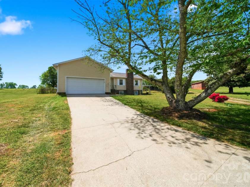 1730 Hamilton Street, Hickory, NC 28602.  MLS# CAR4368375, YatesRealty ID 13562. Great tree for climbing
