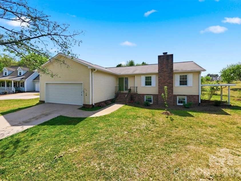 1730 Hamilton Street, Hickory, NC 28602.  MLS# CAR4368375, YatesRealty ID 13562. Peaceful and quiet cul-de-sac 