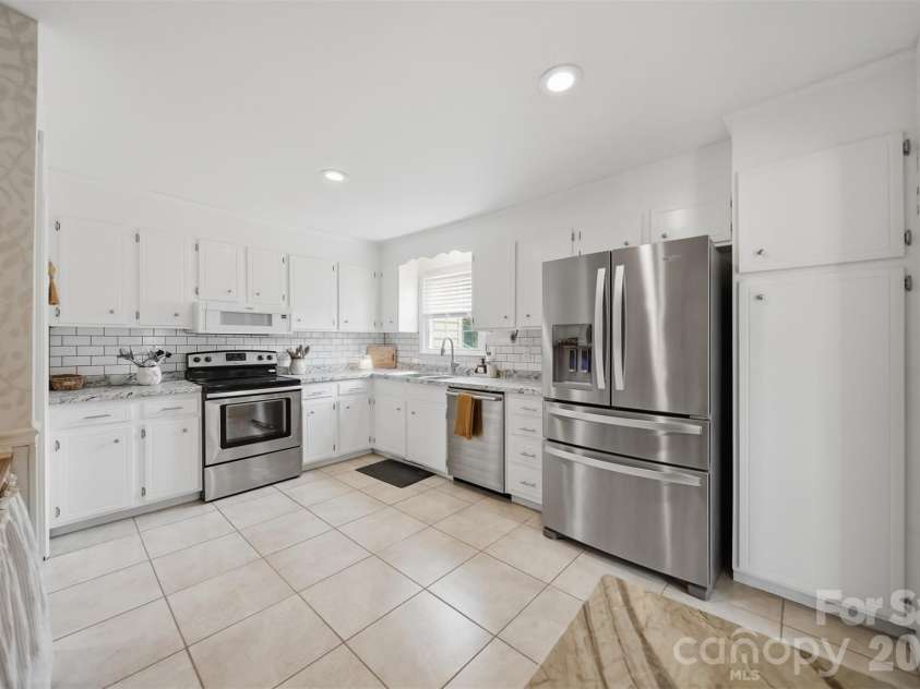1730 Hamilton Street, Hickory, NC 28602.  MLS# CAR4368375, YatesRealty ID 13562. Updated kitchen