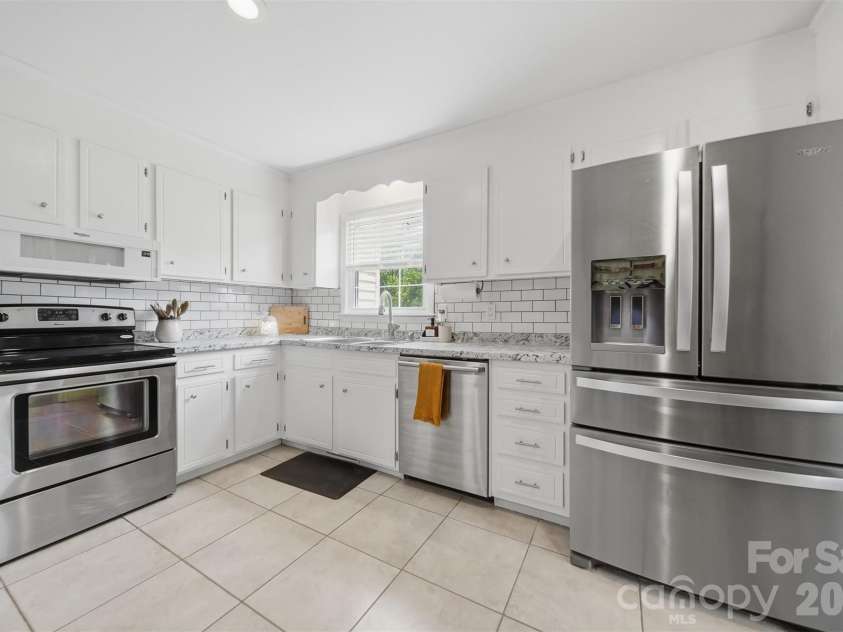 1730 Hamilton Street, Hickory, NC 28602.  MLS# CAR4368375, YatesRealty ID 13562. Updated kitchen