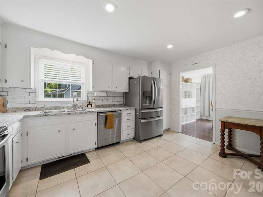 1730 Hamilton Street, Hickory, NC 28602.  MLS# CAR4368375, YatesRealty ID 13562. Updated kitchen