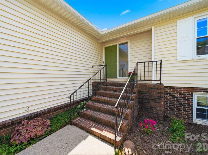 1730 Hamilton Street, Hickory, NC 28602.  MLS# CAR4368375, YatesRealty ID 13562. Welcome home!