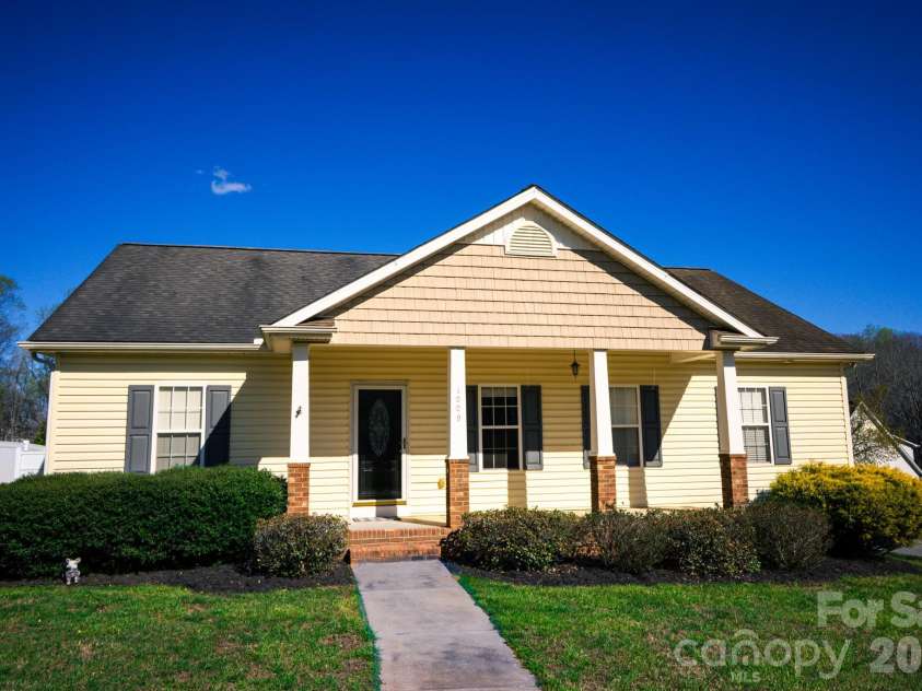 1009 Preston Drive, Lowell, NC 28098.  MLS# CAR4357037, YatesRealty ID 13567. 