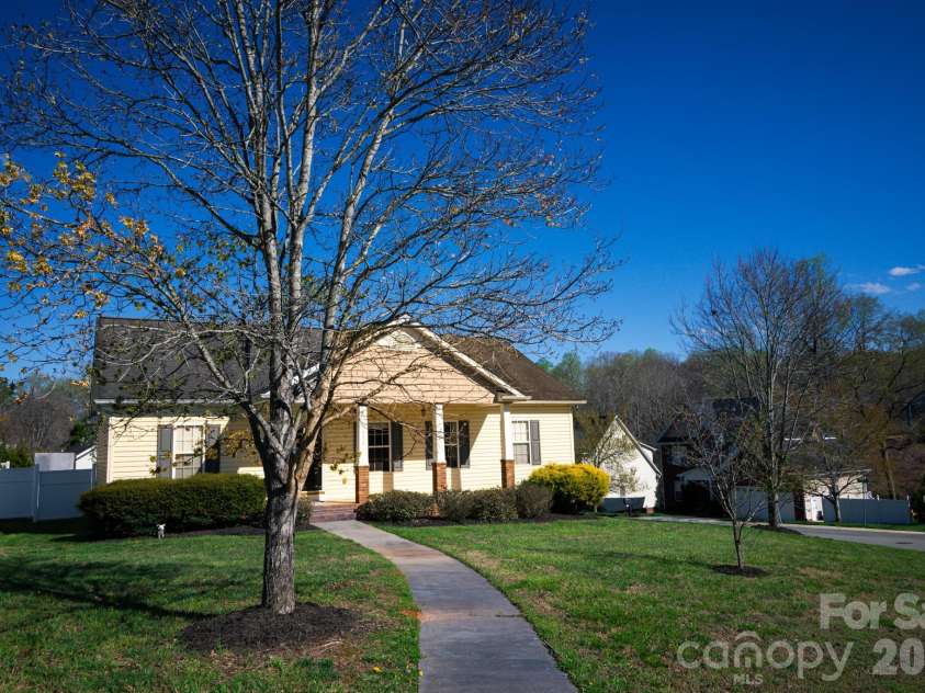 1009 Preston Drive, Lowell, NC 28098.  MLS# CAR4357037, YatesRealty ID 13567. 