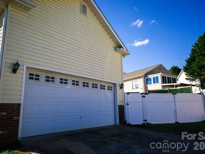 1009 Preston Drive, Lowell, NC 28098.  MLS# CAR4357037, YatesRealty ID 13567. 