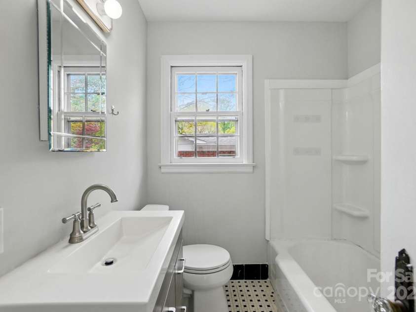 3221 Cosby Place, Charlotte, NC 28205.  MLS# CAR4240155, YatesRealty ID 13567. Full Bath