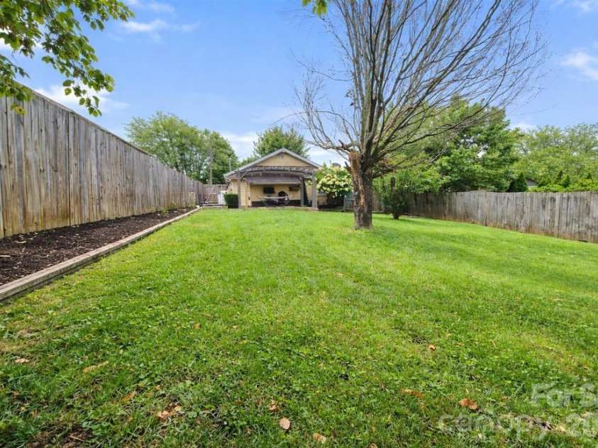 71 Fifth Avenue, Asheville, NC 28806.  MLS# CAR4290691, YatesRealty ID 13569. 