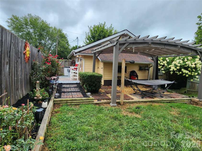 71 Fifth Avenue, Asheville, NC 28806.  MLS# CAR4290691, YatesRealty ID 13569. 
