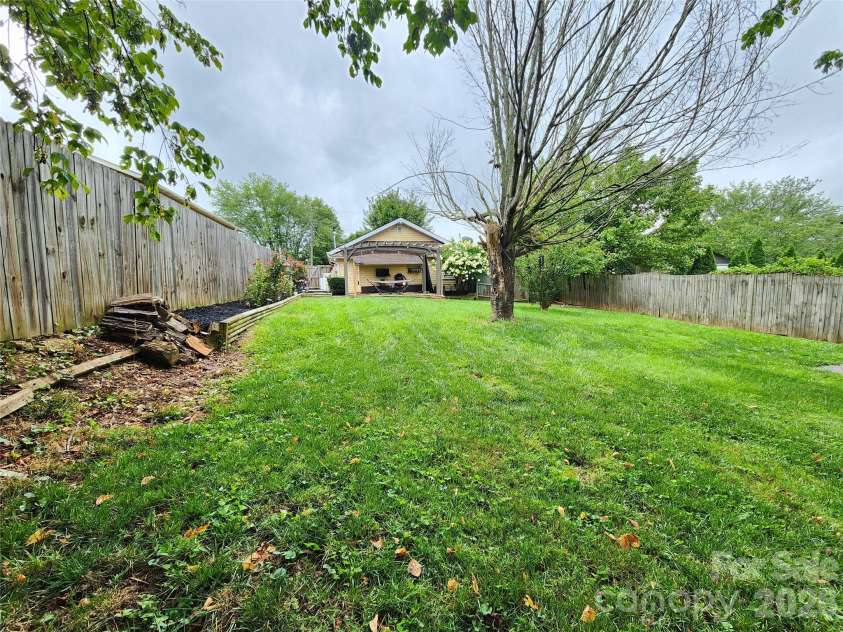 71 Fifth Avenue, Asheville, NC 28806.  MLS# CAR4290691, YatesRealty ID 13569. 