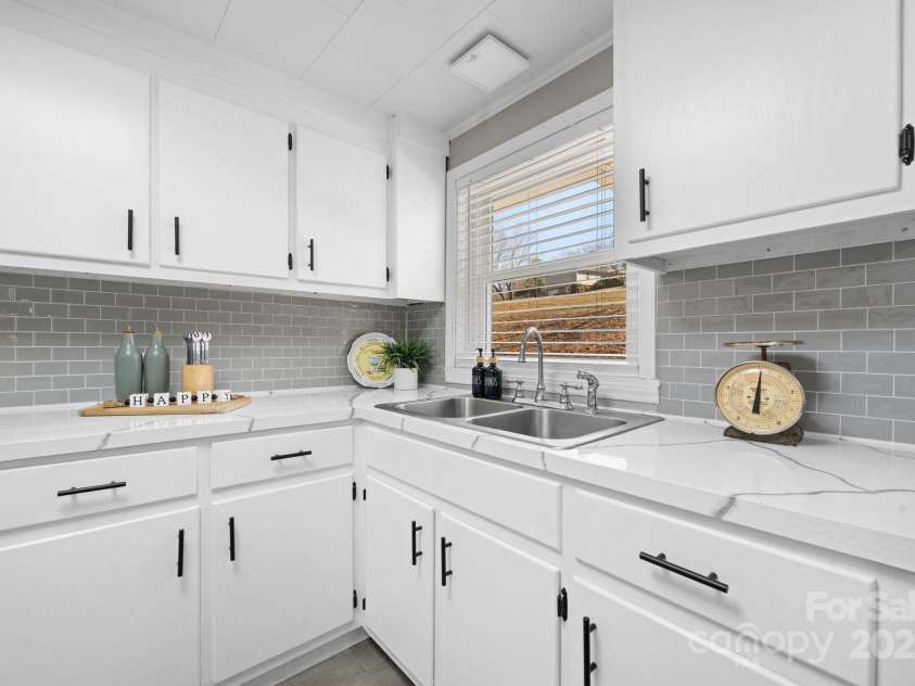 4196 Mountain View Circle, Lenoir, NC 28645.  MLS# CAR4227703, YatesRealty ID 1357. 