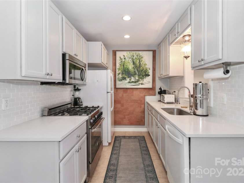 452 Main Street, Davidson, NC 28036.  MLS# CAR4233855, YatesRealty ID 13570. Quartz countertops