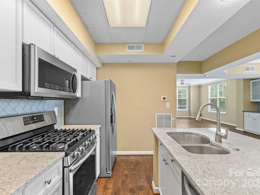 405 7th Street, Charlotte, NC 28202.  MLS# CAR4295582, YatesRealty ID 13571. 