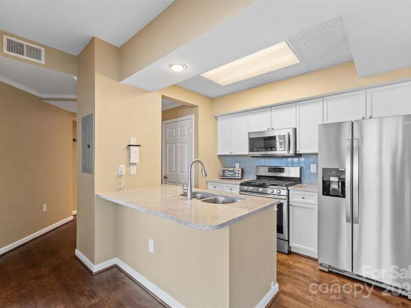 405 7th Street, Charlotte, NC 28202.  MLS# CAR4295582, YatesRealty ID 13571. 