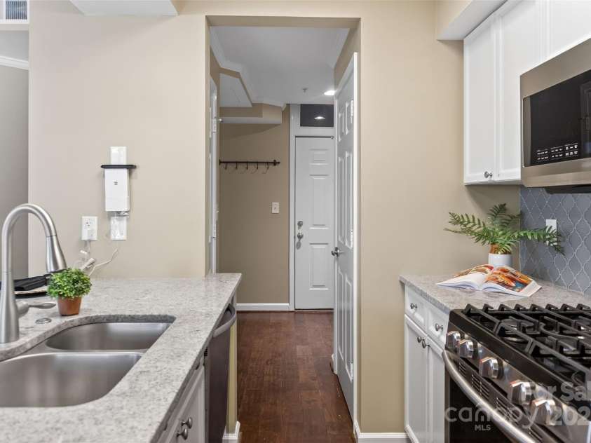 405 7th Street, Charlotte, NC 28202.  MLS# CAR4295582, YatesRealty ID 13571. 