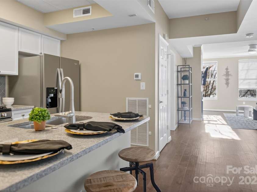 405 7th Street, Charlotte, NC 28202.  MLS# CAR4295582, YatesRealty ID 13571. 