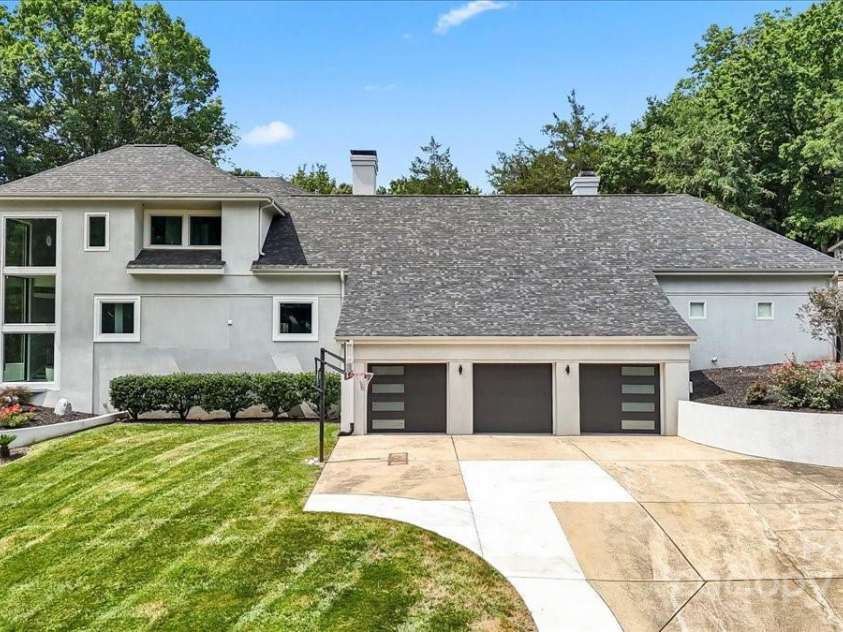 4129 Carnoustie Lane, Charlotte, NC 28210.  MLS# CAR4278123, YatesRealty ID 13572. 3-car garage