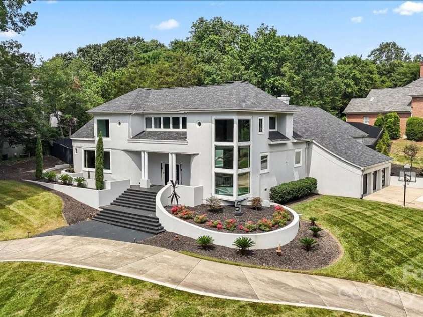 4129 Carnoustie Lane, Charlotte, NC 28210.  MLS# CAR4278123, YatesRealty ID 13572. Beatuifully landscaped lot